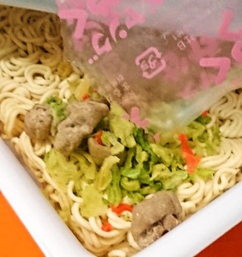 まるか食品「ペヤング ホルモン入りやきそば 甘辛味噌味」