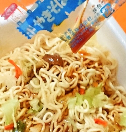 まるか食品「ペヤング ホルモン入りやきそば 甘辛味噌味」