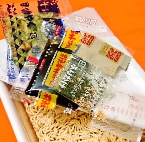 まるか食品「ペヤング ソースやきそば 金粉入り」