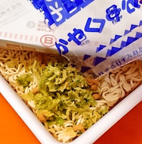 まるか食品「ペヤング ソースやきそば 金粉入り」