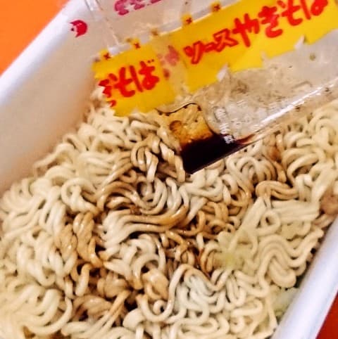 まるか食品「ペヤング ソースやきそば 金粉入り」