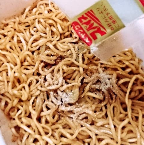 まるか食品「ペヤング ソースやきそば 金粉入り」