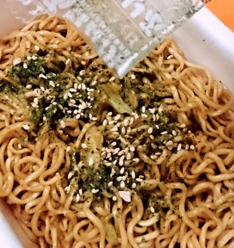 まるか食品「ペヤング ソースやきそば 金粉入り」