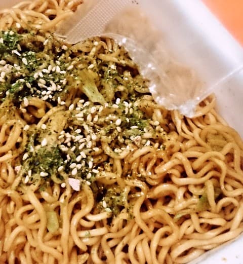 まるか食品「ペヤング ソースやきそば 金粉入り」