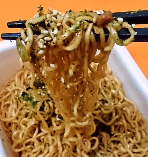 まるか食品「ペヤング ソースやきそば 金粉入り」