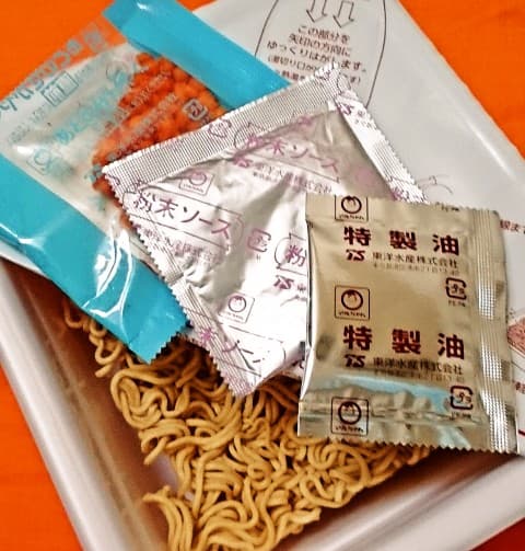 マルちゃん「亀田の柿の種味焼そば」