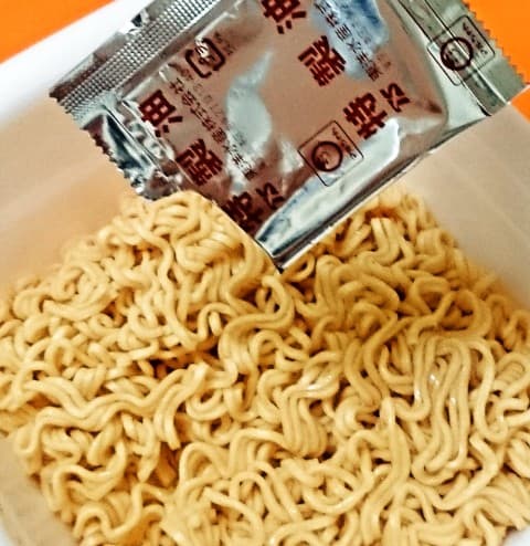 マルちゃん「亀田の柿の種味焼そば」