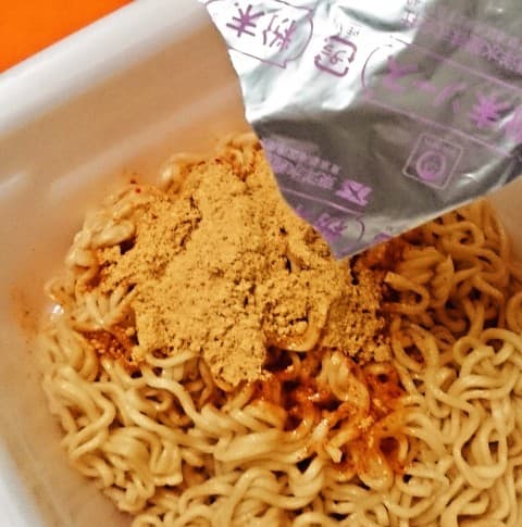 マルちゃん「亀田の柿の種味焼そば」