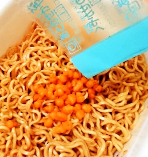 マルちゃん「亀田の柿の種味焼そば」