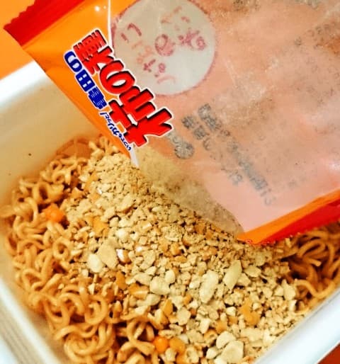 マルちゃん「亀田の柿の種味焼そば」