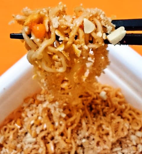 マルちゃん「亀田の柿の種味焼そば」