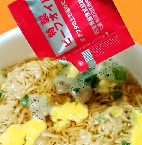 日清「チキンラーメンどんぶり チキぎゅー 鶏ガラペッパービーフ味」