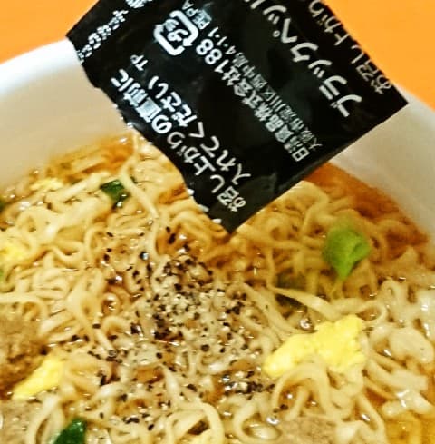 日清「チキンラーメンどんぶり チキぎゅー 鶏ガラペッパービーフ味」