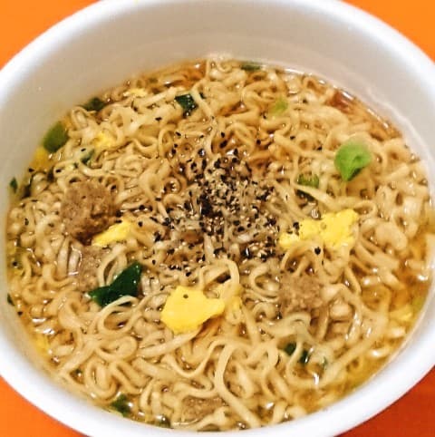 日清「チキンラーメンどんぶり チキぎゅー 鶏ガラペッパービーフ味」