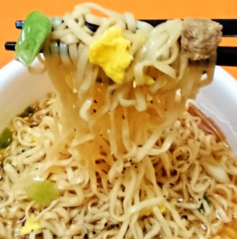 日清「チキンラーメンどんぶり チキぎゅー 鶏ガラペッパービーフ味」