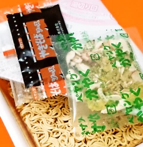 まるか食品「ペヤング イカスミやきそば」