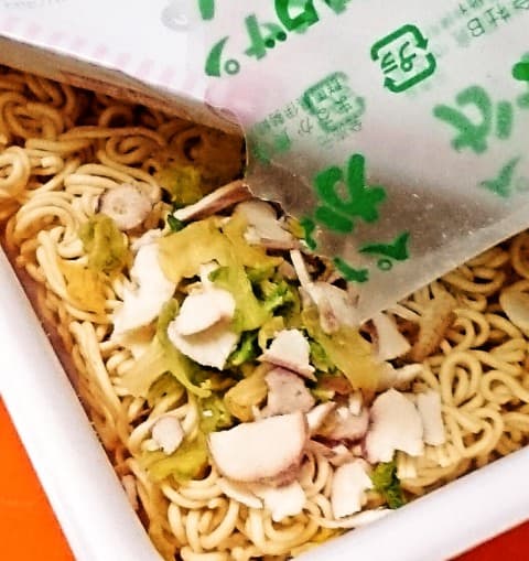 まるか食品「ペヤング イカスミやきそば」