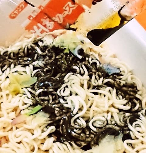 まるか食品「ペヤング イカスミやきそば」