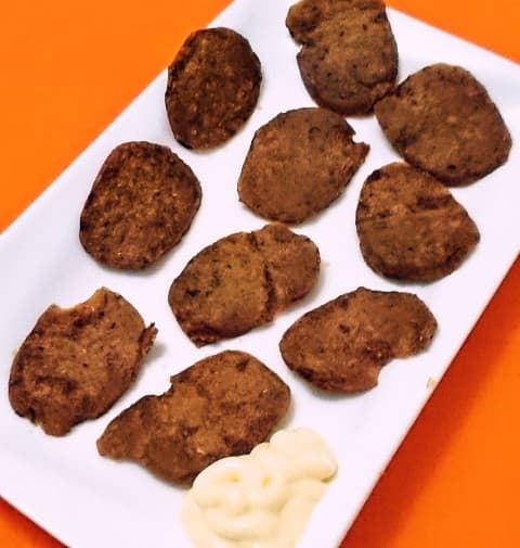 丸善「ＢＩＧまるかじりソーセージ ペヤングソースやきそば味」