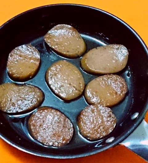 丸善「ＢＩＧまるかじりソーセージ ペヤングソースやきそば味」