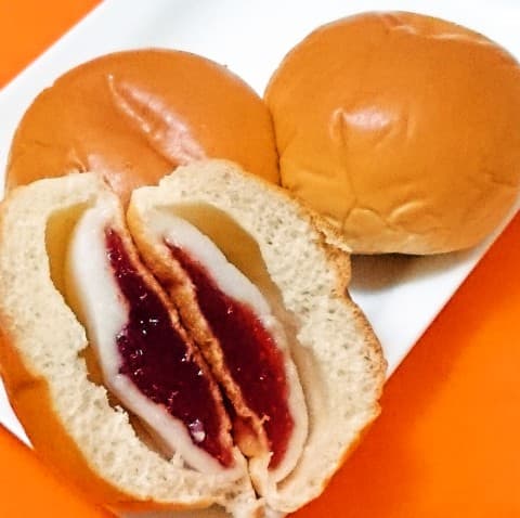 ヤマザキ「薄皮あまおう苺ジャム＆練乳クリームパン」